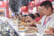 周易算命“嗦粉”经济火热 中国多地“食力”出圈